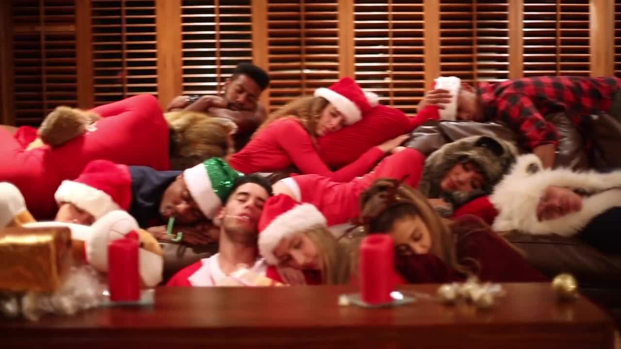 Ariana Grande - Santa Tell Me