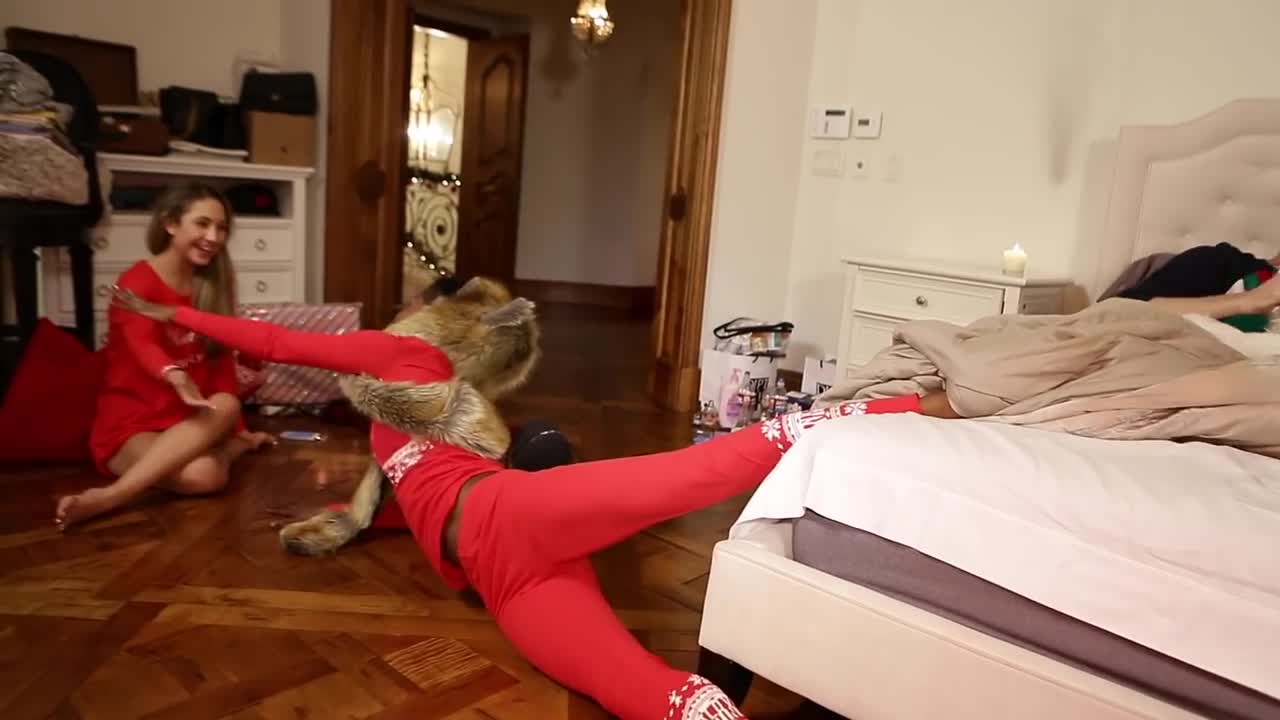 Ariana Grande - Santa Tell Me