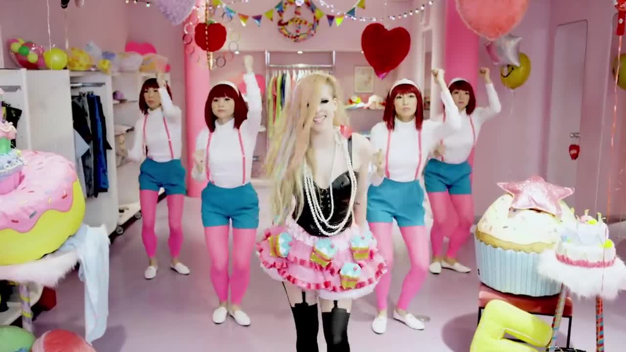 Avril Lavigne - Hello Kitty
