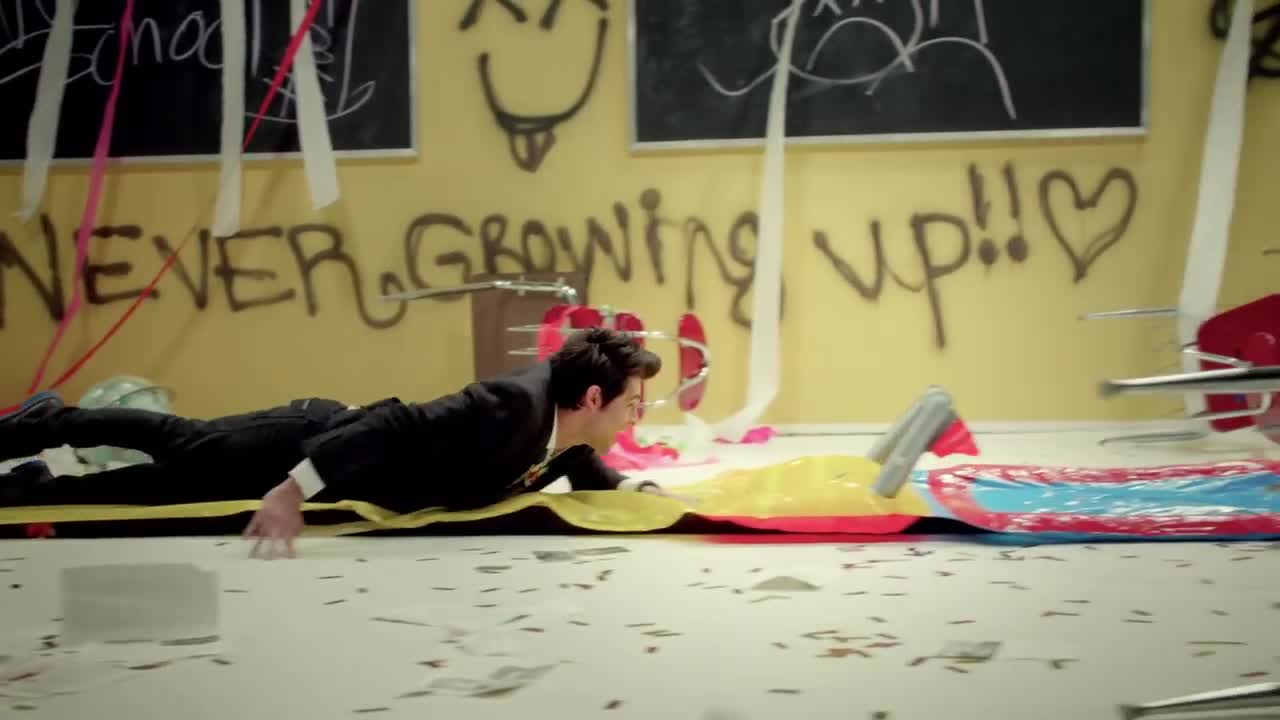 Avril Lavigne - Here's to Never Growing Up