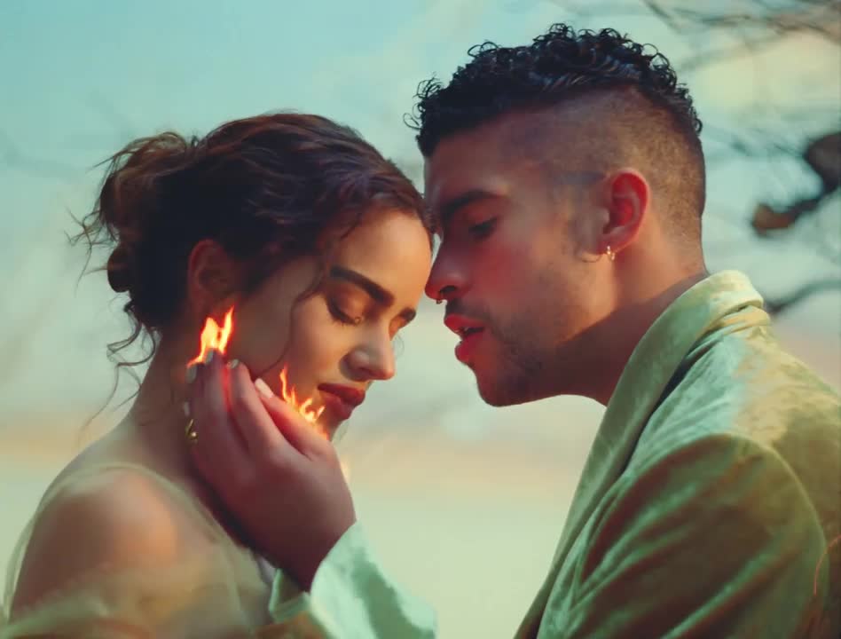 Bad Bunny - LA NOCHE DE ANOCHE