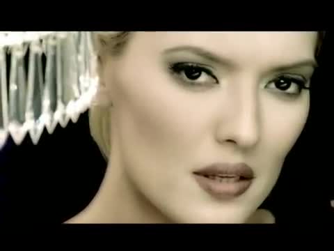 Demet Akalın - Seven Kızın Romanı