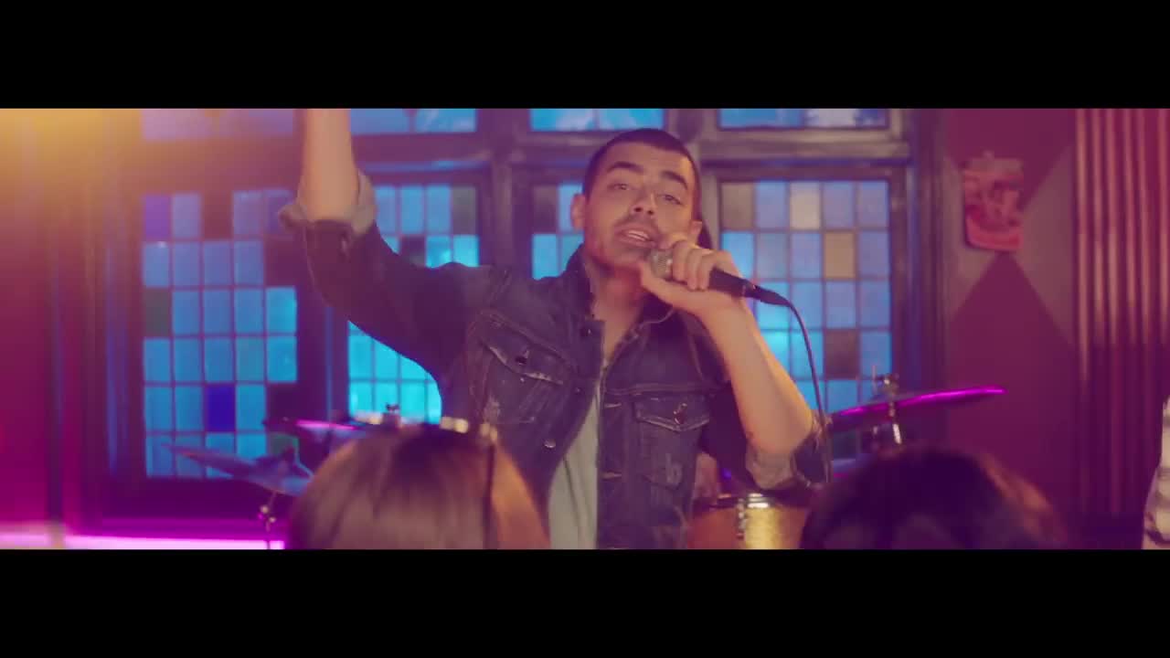 DNCE - Kissing Strangers