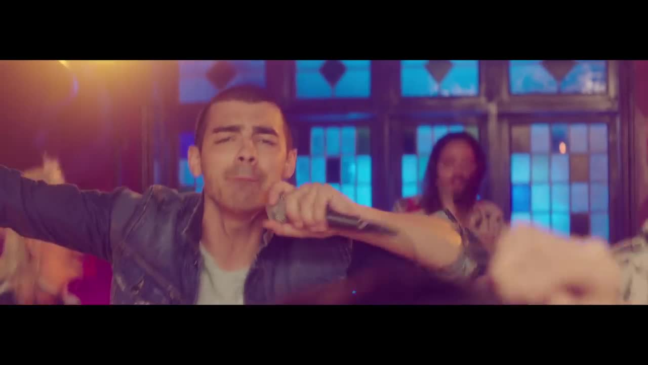 DNCE - Kissing Strangers