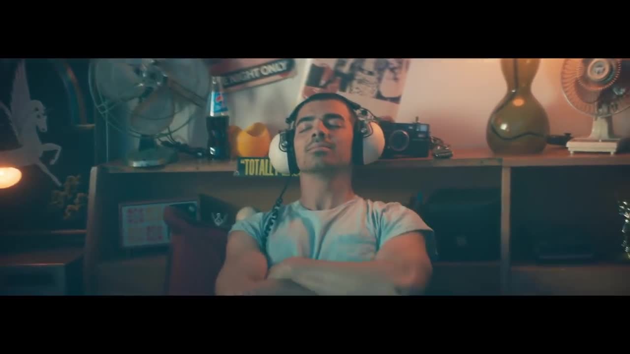 DNCE - Kissing Strangers