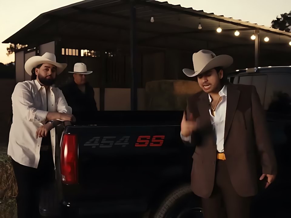 Fuerza Regida - Marlboro Rojo