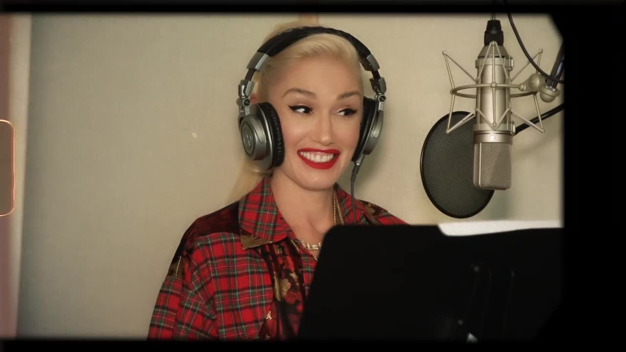 Gwen Stefani - Here This Christmas