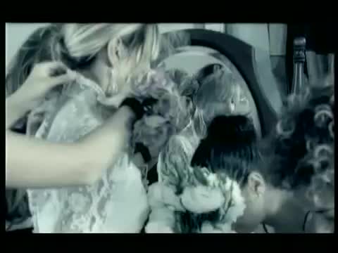 Hande Yener - Acı Veriyor