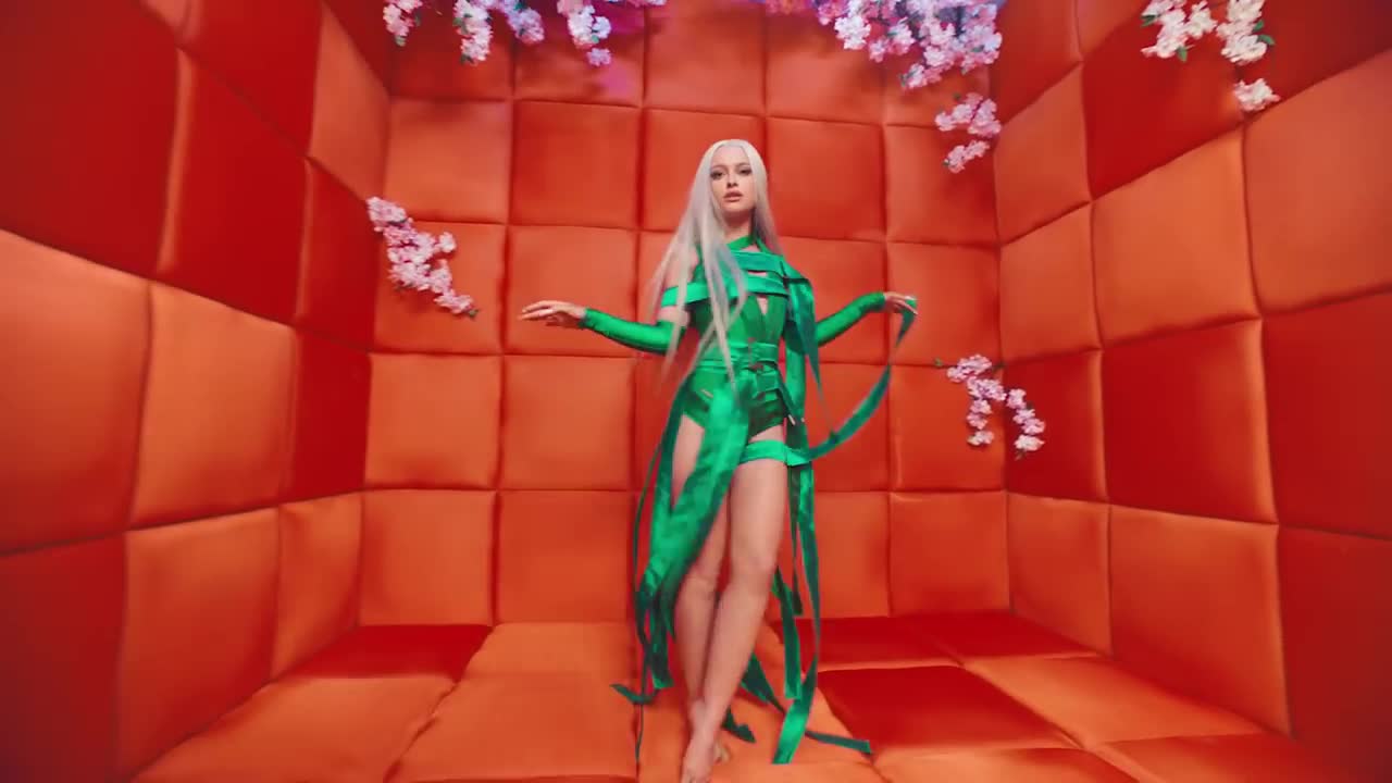 Iggy Azalea - Lola