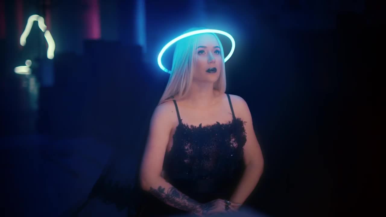Iggy Azalea - Savior (feat. Verse Simmonds)