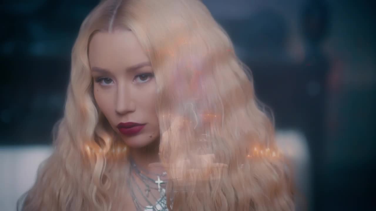 Iggy Azalea - Savior (feat. Verse Simmonds)