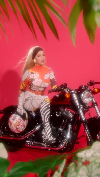 Katy Perry - Harleys In Hawaii