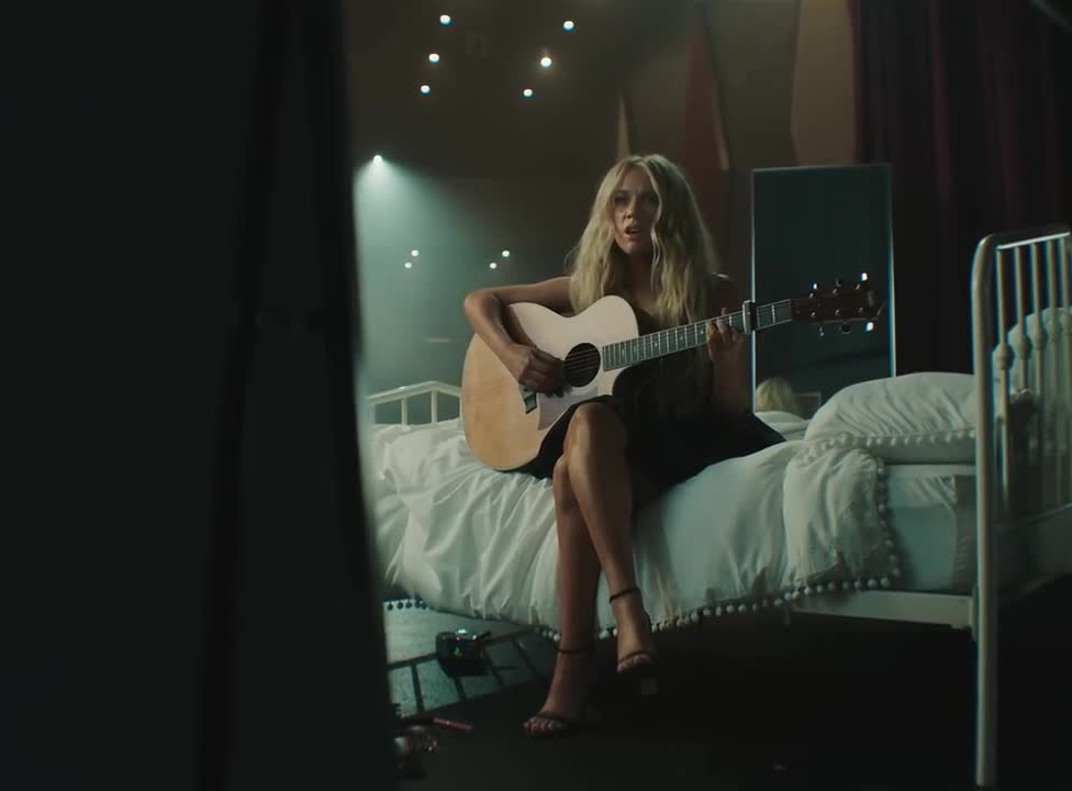 Megan Moroney - Girl in the Mirror