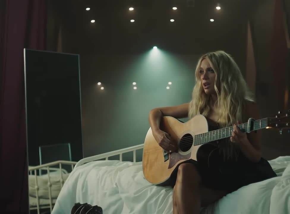 Megan Moroney - Girl in the Mirror