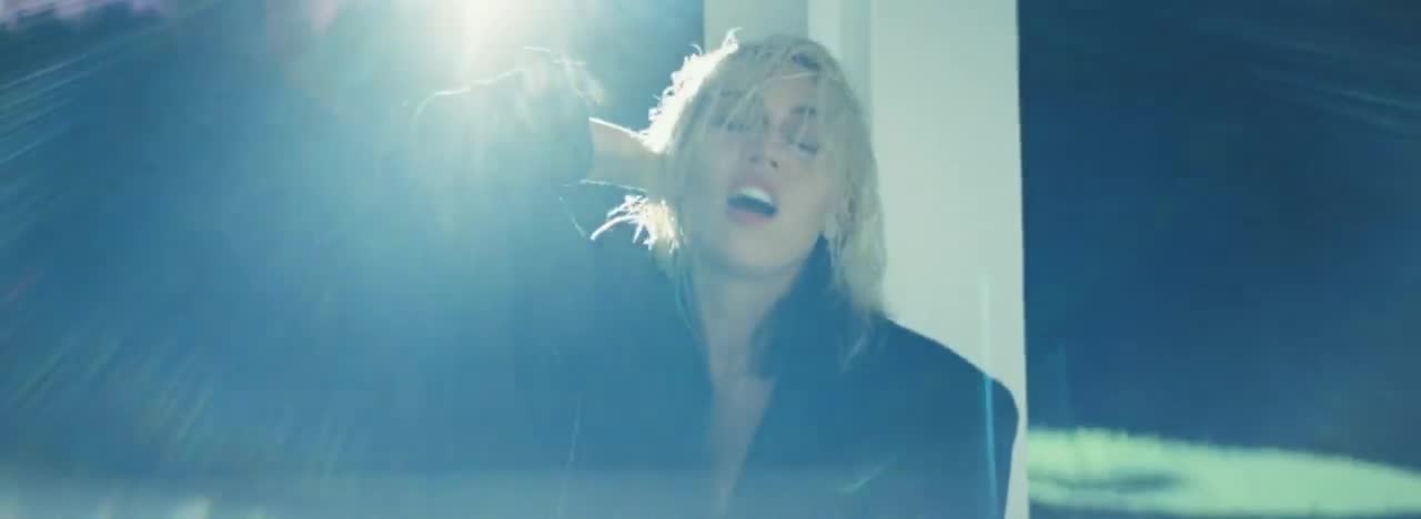 Miley Cyrus - Flowers