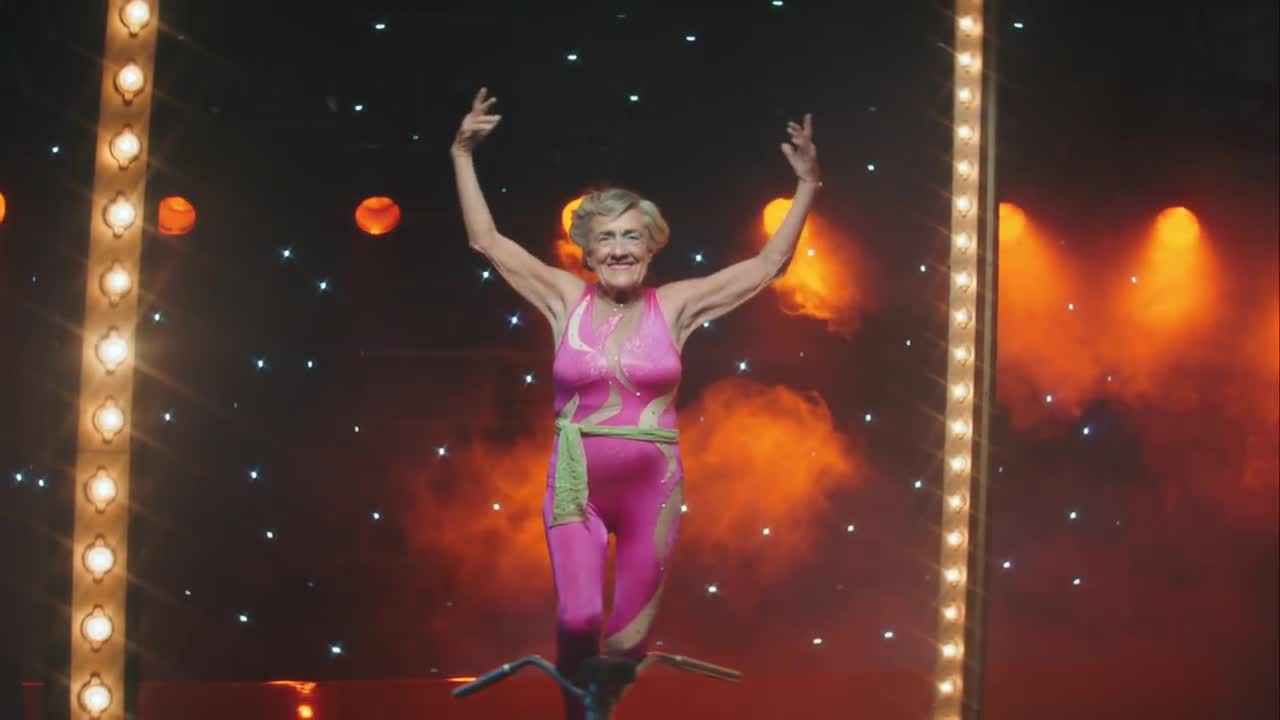 Miley Cyrus - Younger Now
