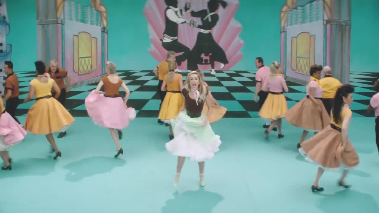 Miley Cyrus - Younger Now