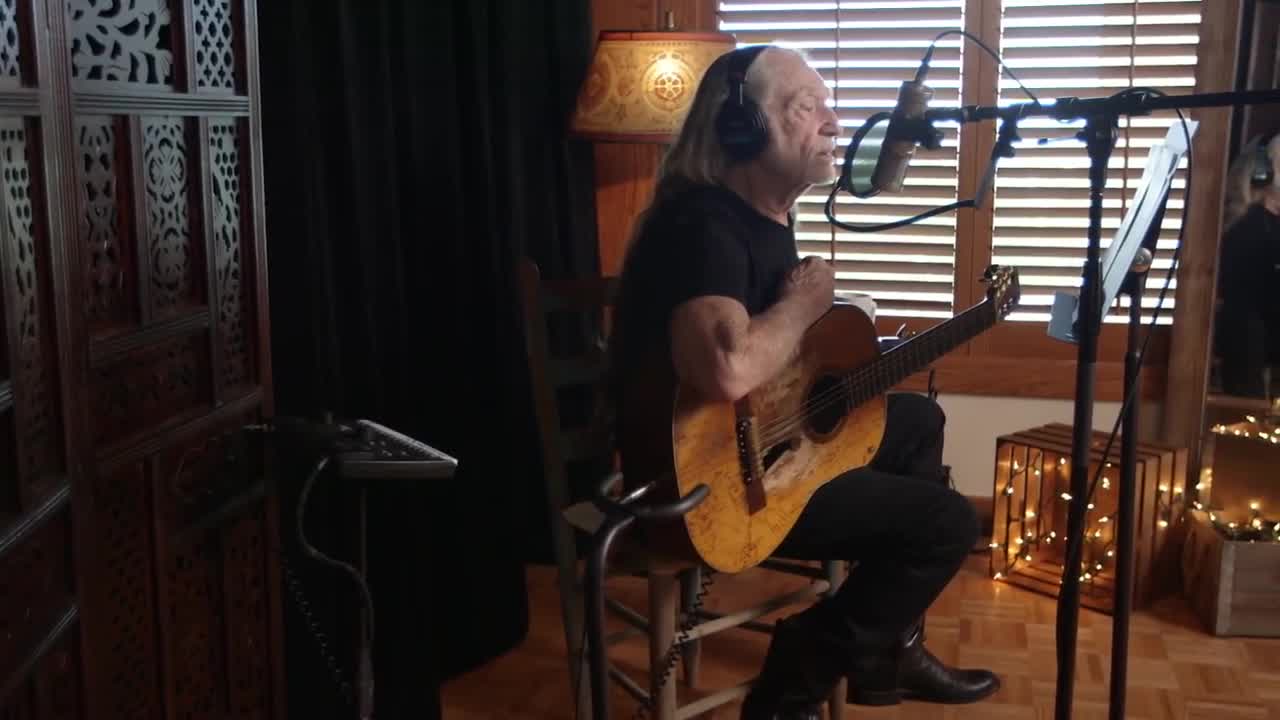 Willie Nelson - A Woman’s Love