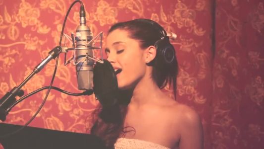 Ariana Grande - Die in Your Arms