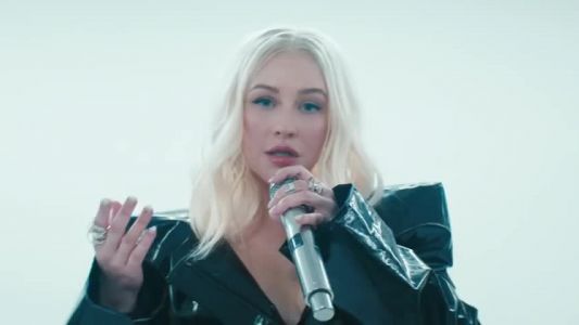 Christina Aguilera - Fall in Line