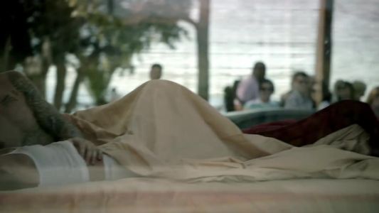 Maroon 5 - Never Gonna Leave This Bed