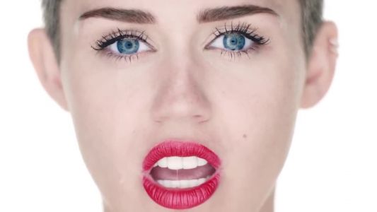 Miley Cyrus - Wrecking Ball