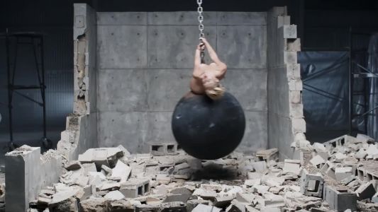 Miley Cyrus - Wrecking Ball