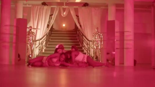 Nicki Minaj - Light My Body Up
