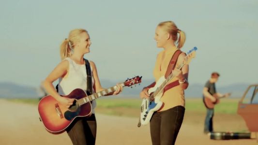 The Sunny Cowgirls - Green And Gold